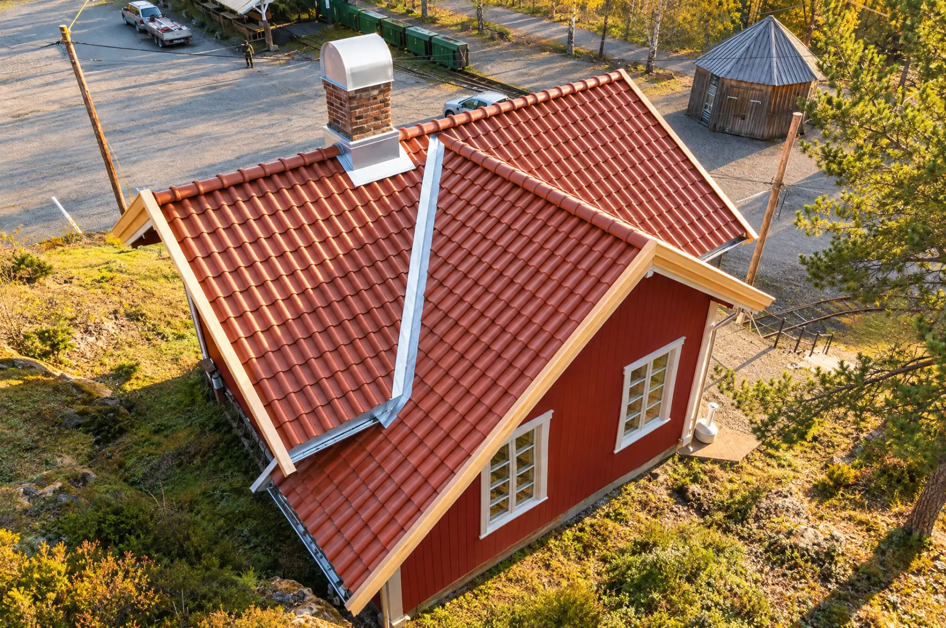 Dronefoto av taket på et rødt trehus