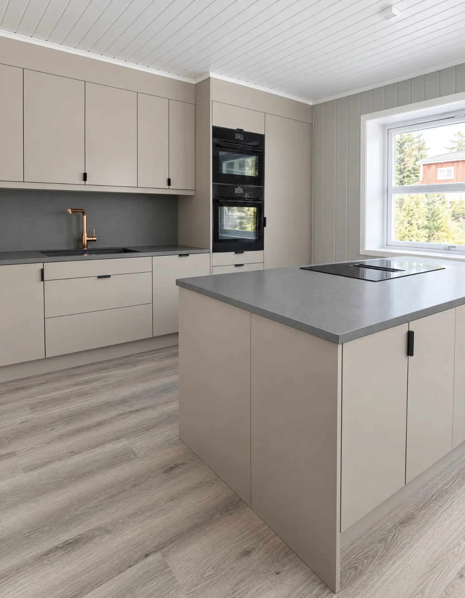 Kjøkken med kjøkkenøy i beige og hvitt